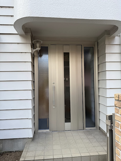 粕谷の【玄関ドアリフォーム】１日でプライバシーと防犯性を高めつつ、掃除もしやすい玄関への施工後の写真1