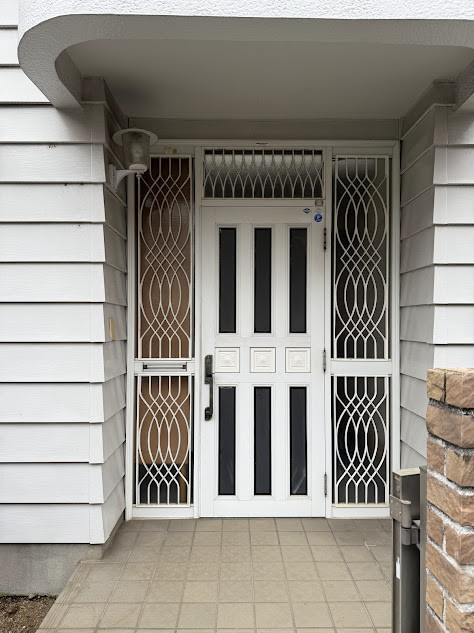 粕谷の【玄関ドアリフォーム】１日でプライバシーと防犯性を高めつつ、掃除もしやすい玄関への施工前の写真1