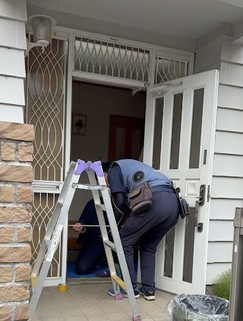 粕谷の【玄関ドアリフォーム】１日でプライバシーと防犯性を高めつつ、掃除もしやすい玄関への施工前の写真2