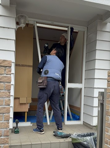 粕谷の【玄関ドアリフォーム】１日でプライバシーと防犯性を高めつつ、掃除もしやすい玄関への施工前の写真3