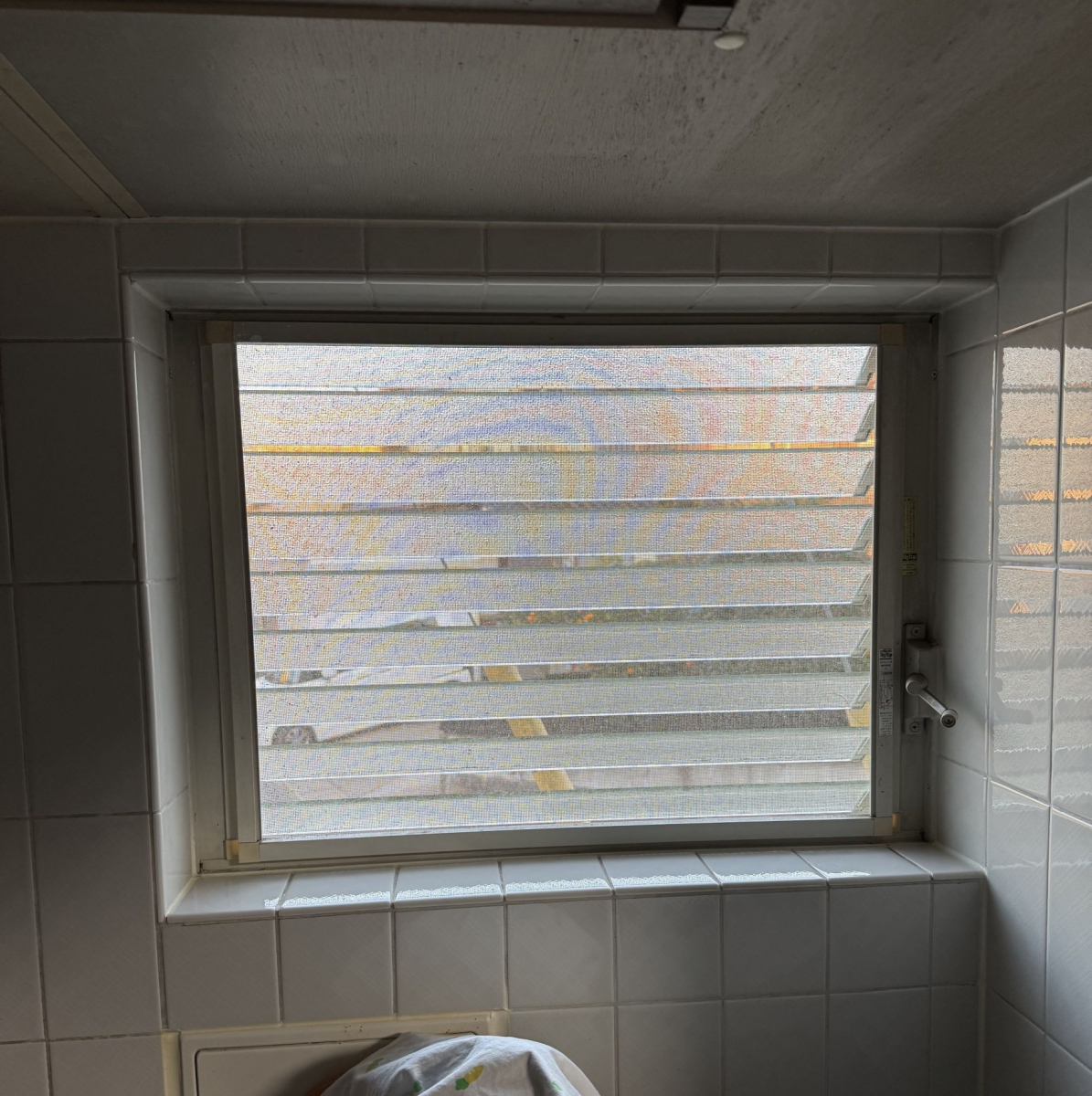 粕谷の【先進的窓リノベ2026】断熱性能が向上！ルーバー窓から横すべり出し窓へ外窓交換の施工前の写真1