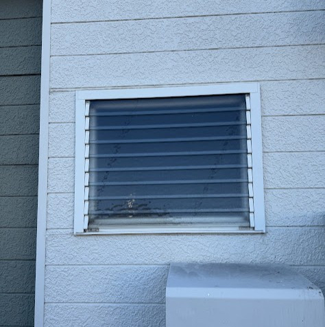 粕谷の【先進的窓リノベ2026】断熱性能が向上！ルーバー窓から横すべり出し窓へ外窓交換の施工前の写真2