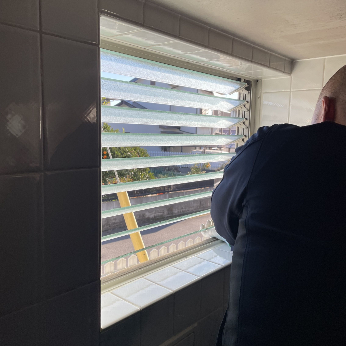 粕谷の【先進的窓リノベ2026】断熱性能が向上！ルーバー窓から横すべり出し窓へ外窓交換の施工前の写真3