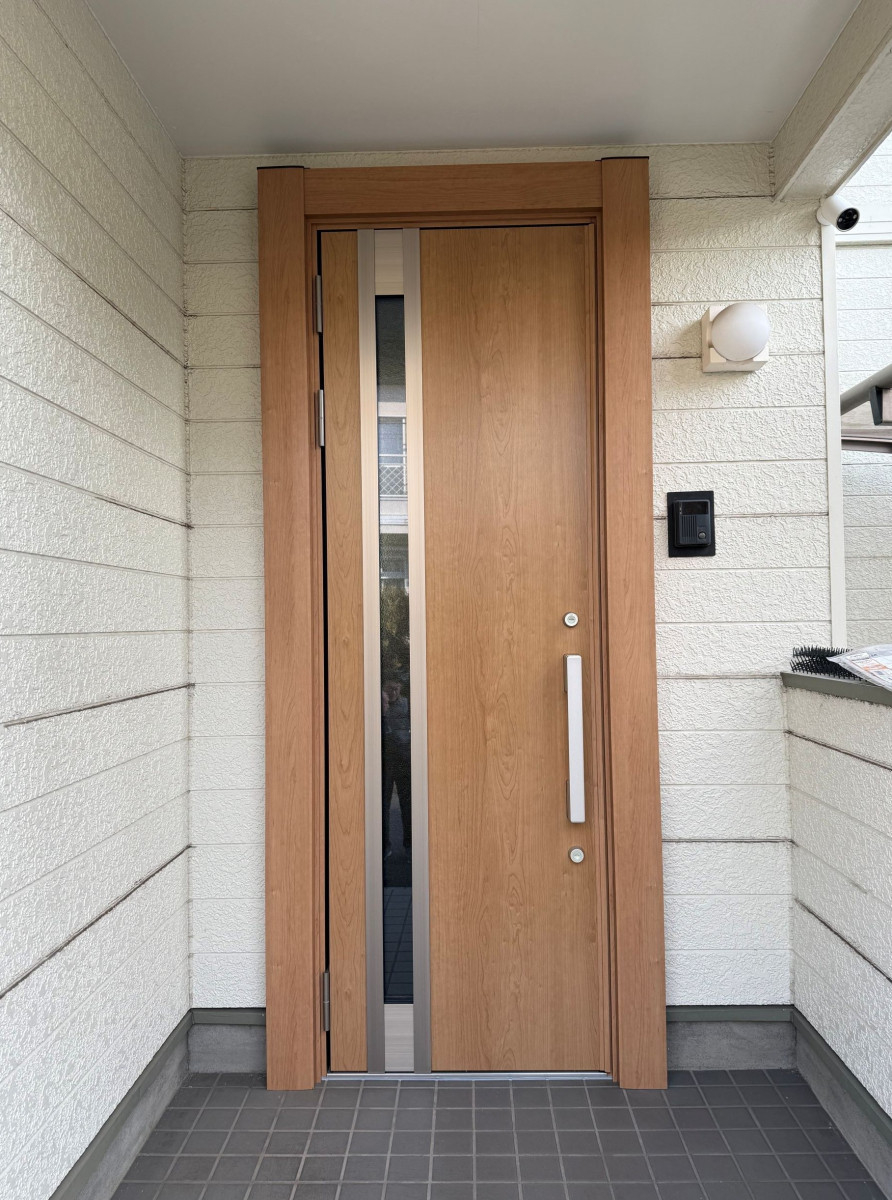 粕谷の【先進的窓リノベ2026】高断熱の玄関ドアへリフォーム｜見た目も断熱もグレードアップの施工後の写真1