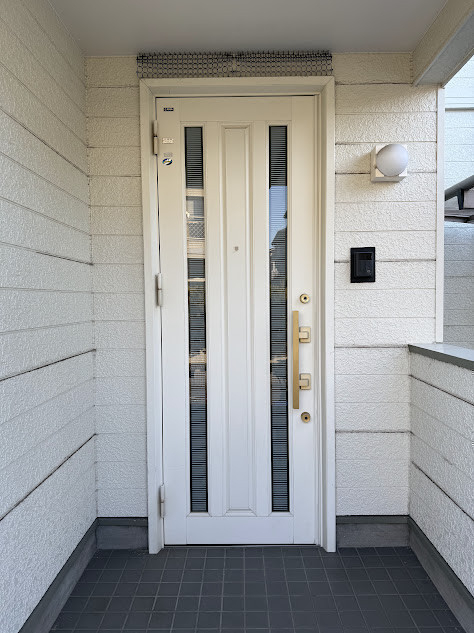 粕谷の【先進的窓リノベ2026】高断熱の玄関ドアへリフォーム｜見た目も断熱もグレードアップの施工前の写真1