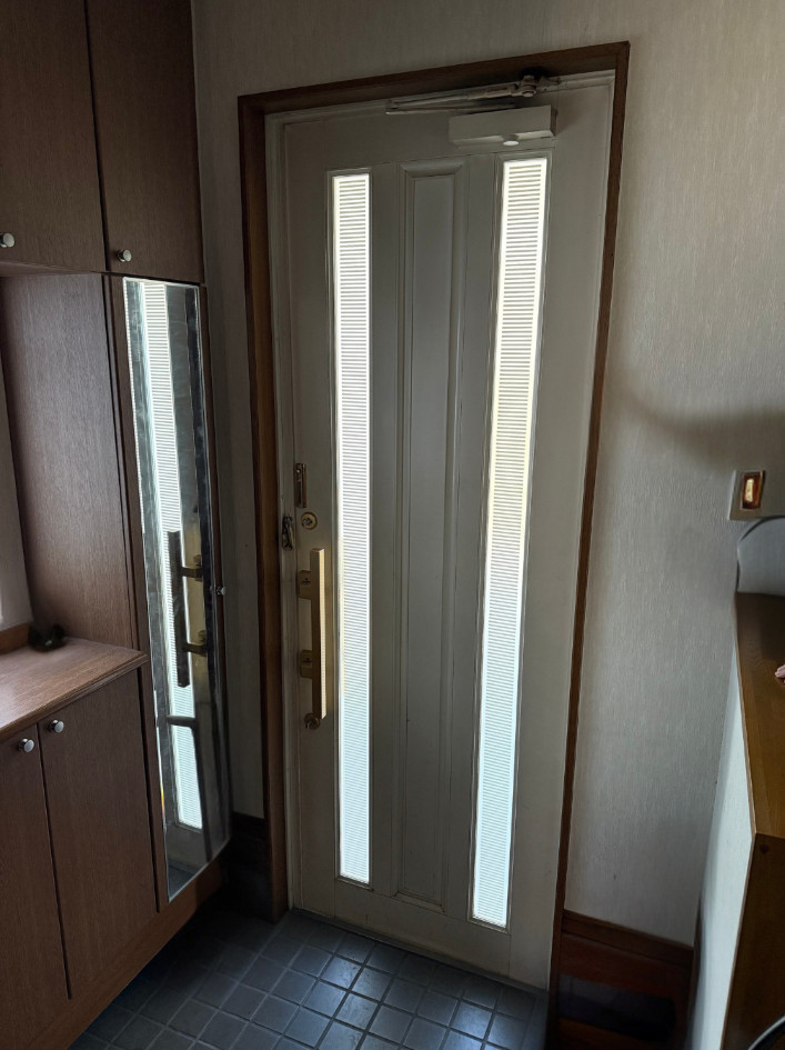 粕谷の【先進的窓リノベ2026】高断熱の玄関ドアへリフォーム｜見た目も断熱もグレードアップの施工前の写真2