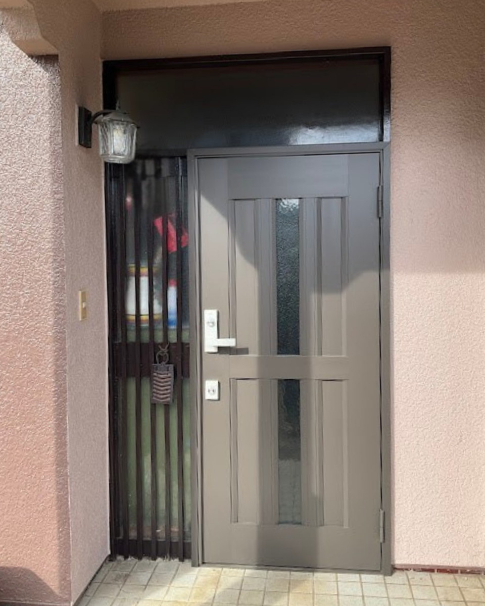 粕谷の【玄関ドアリフォーム事例】10万円台で交換可能！コストを抑えて快適な玄関への施工後の写真1