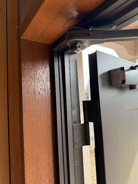 粕谷の【玄関ドアリフォーム事例】10万円台で交換可能！コストを抑えて快適な玄関への施工後の写真3