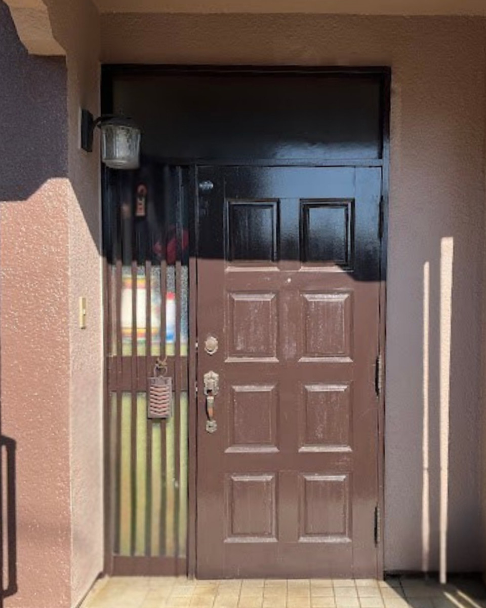 粕谷の【玄関ドアリフォーム事例】10万円台で交換可能！コストを抑えて快適な玄関への施工前の写真1