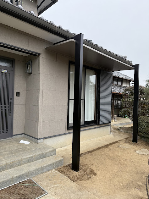 粕谷の【テラス屋根リフォーム】日差し対策にテラスSC独立タイプ｜外壁を傷つけない施工事例の施工後の写真1