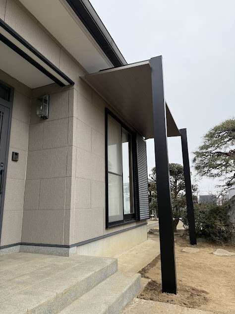 粕谷の【テラス屋根リフォーム】日差し対策にテラスSC独立タイプ｜外壁を傷つけない施工事例の施工後の写真2