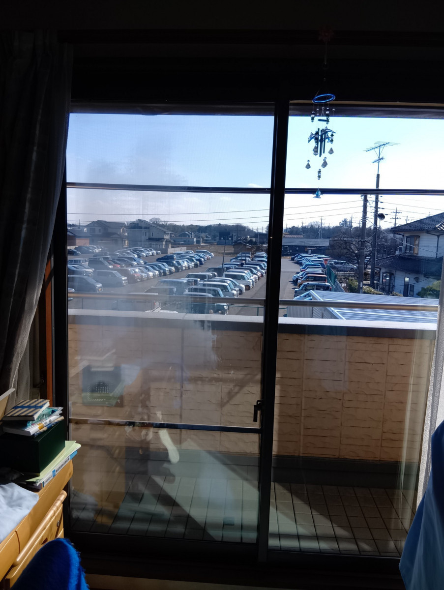 粕谷の【ペアガラス内部結露】密閉構造の劣化が原因｜ガラス交換で解決した施工事例の施工前の写真1