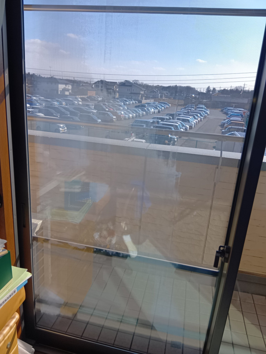 粕谷の【ペアガラス内部結露】密閉構造の劣化が原因｜ガラス交換で解決した施工事例の施工前の写真2