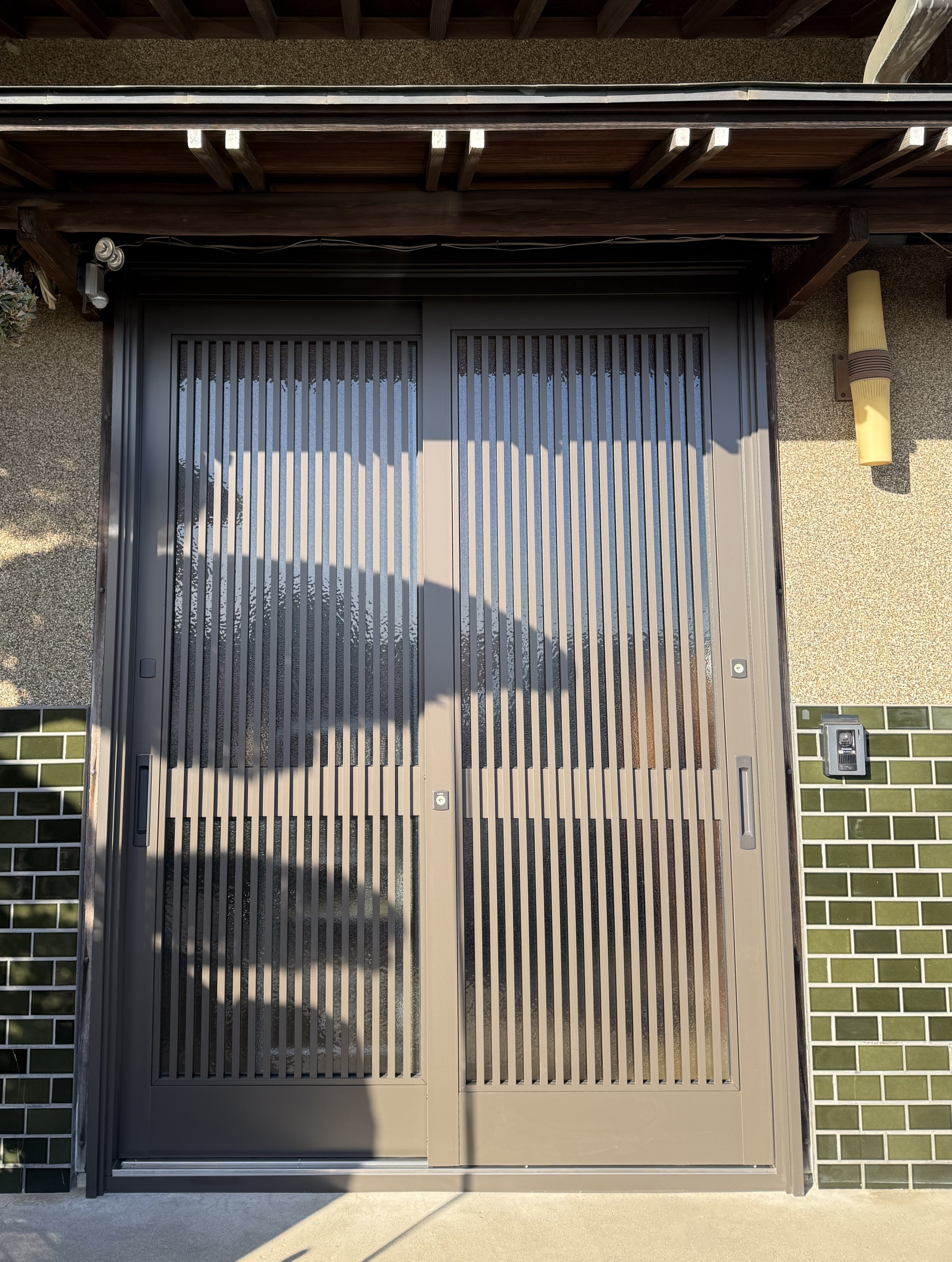 粕谷の【玄関引戸交換】カバー工法で防犯性を向上｜和風の外観になじむリフォーム事例の施工後の写真1