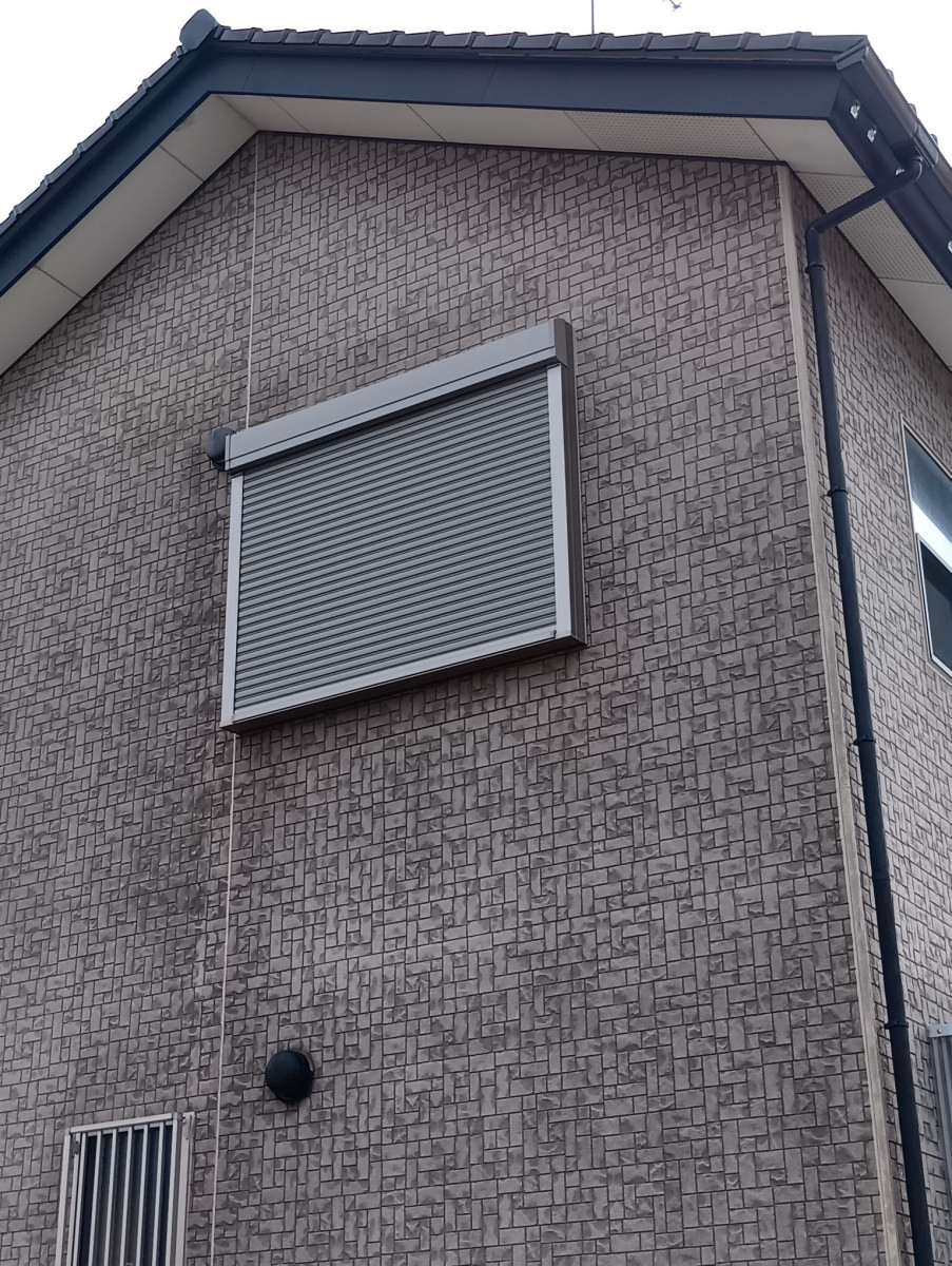 粕谷の【リフォームシャッター】2階の窓にも安心を｜足場設置で後付けシャッターを取付けましたの施工後の写真1
