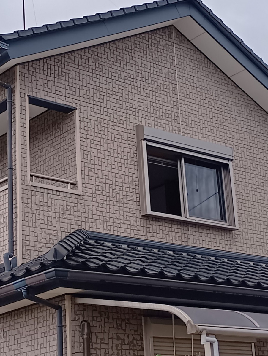 粕谷の【リフォームシャッター】2階の窓にも安心を｜足場設置で後付けシャッターを取付けましたの施工後の写真2