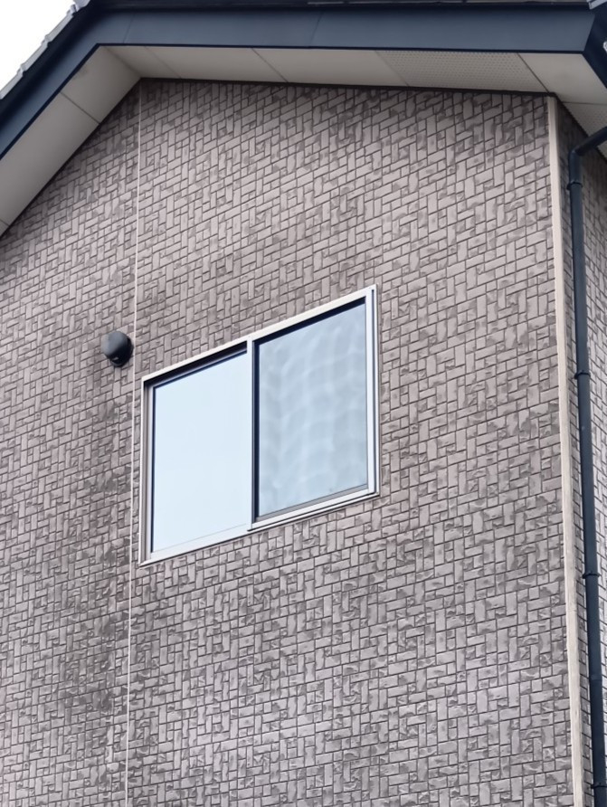 粕谷の【リフォームシャッター】2階の窓にも安心を｜足場設置で後付けシャッターを取付けましたの施工前の写真1