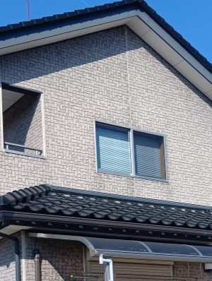 粕谷の【リフォームシャッター】2階の窓にも安心を｜足場設置で後付けシャッターを取付けましたの施工前の写真2