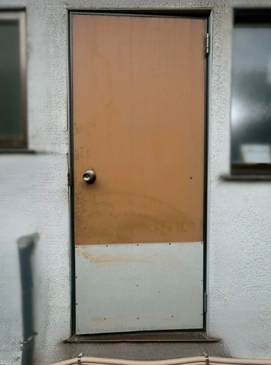 肥後トーヨー住器の熊本市　T様邸　勝手口ドアリフォームの施工前の写真1