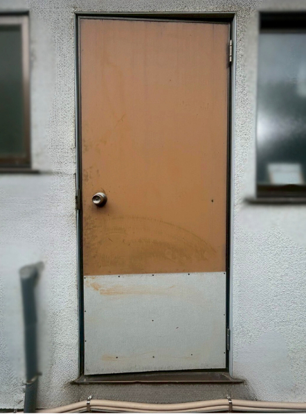 肥後トーヨー住器の熊本市　T様邸　勝手口ドアリフォームの施工前の写真1