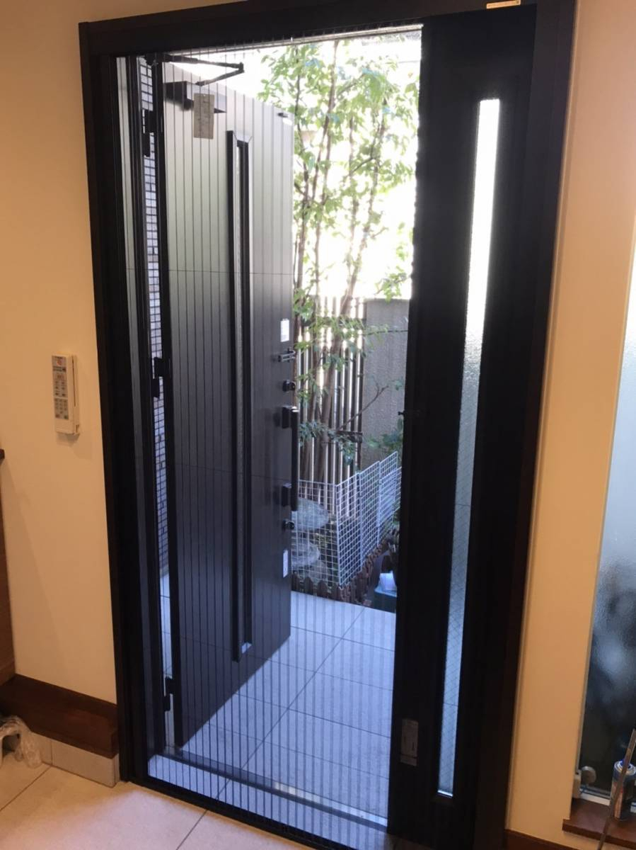 ケイワンリフォームの玄関ドアに網戸を設置しました♪の施工後の写真1