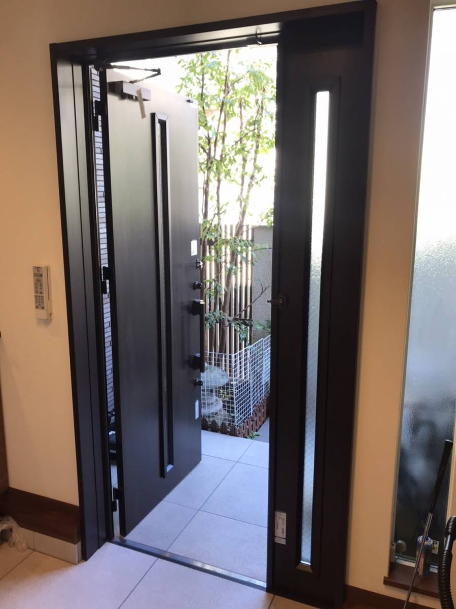 ケイワンリフォームの玄関ドアに網戸を設置しました♪の施工前の写真1