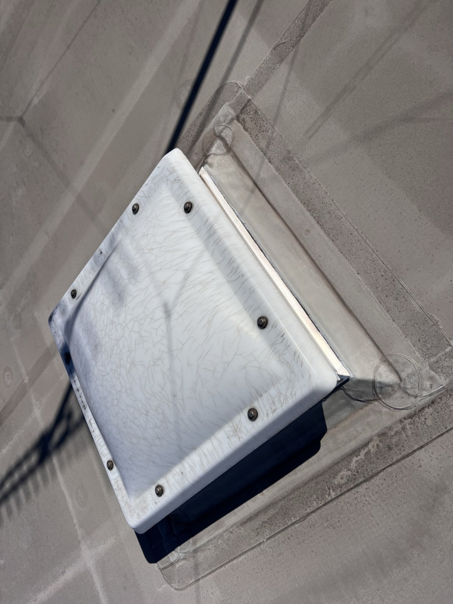 ケイワン・マドのトップライト(天窓)交換施工をしました🪟快適性・安全性・省エネ性がぐっと向上します✨の施工前の写真1