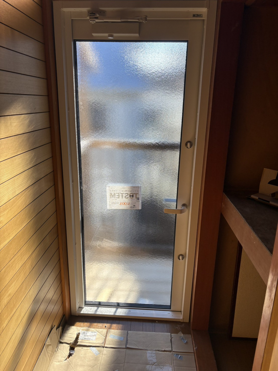 ケイワン・マドの✨補助金をつかって1日で完了する勝手口ドア交換✨の施工後の写真1