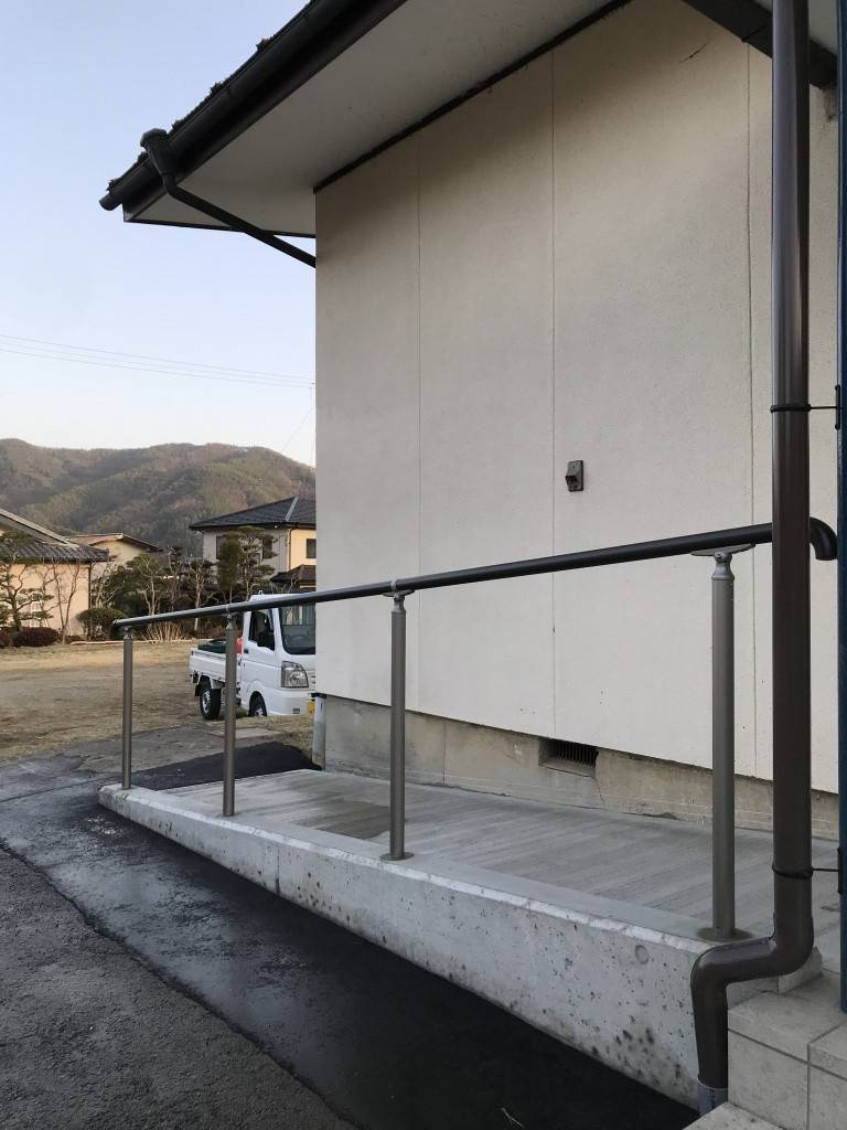 NCCトーヨー住器 伊那店の辰野町：地域の介護予防センターのスロープにLIXILの手すり(グリップライン)を取り付けました。の施工後の写真3