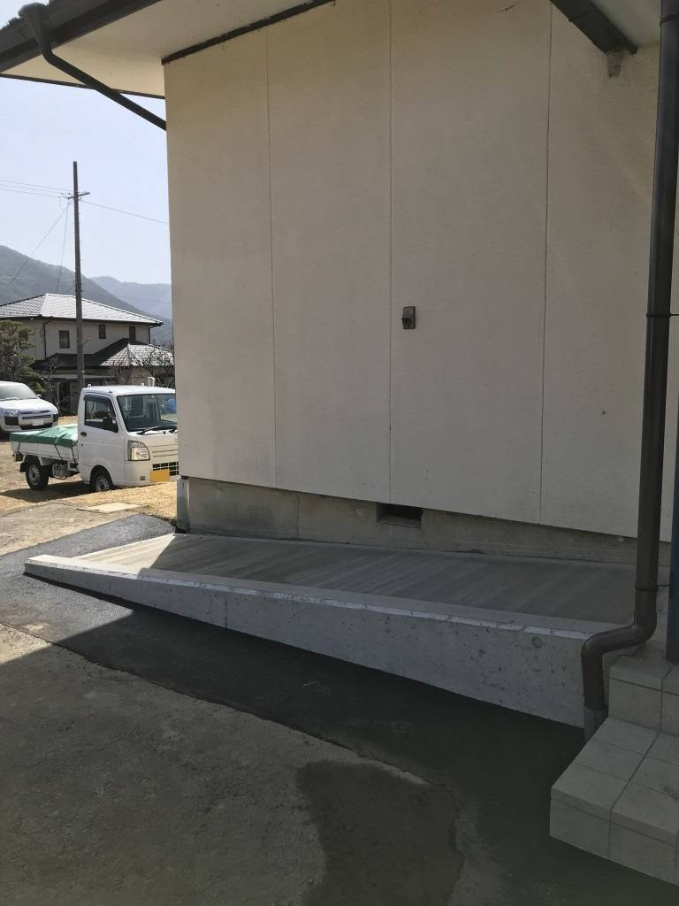NCCトーヨー住器 伊那店の辰野町：地域の介護予防センターのスロープにLIXILの手すり(グリップライン)を取り付けました。の施工前の写真3