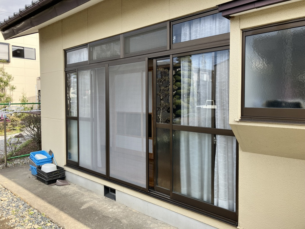 NCCトーヨー住器 伊那店の単板ガラスのサッシから、リプラスペアガラスのサッシに取替える工事を行いましたの施工前の写真1