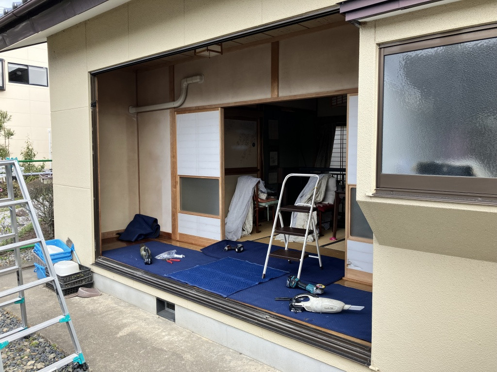 NCCトーヨー住器 伊那店の単板ガラスのサッシから、リプラスペアガラスのサッシに取替える工事を行いましたの施工前の写真3
