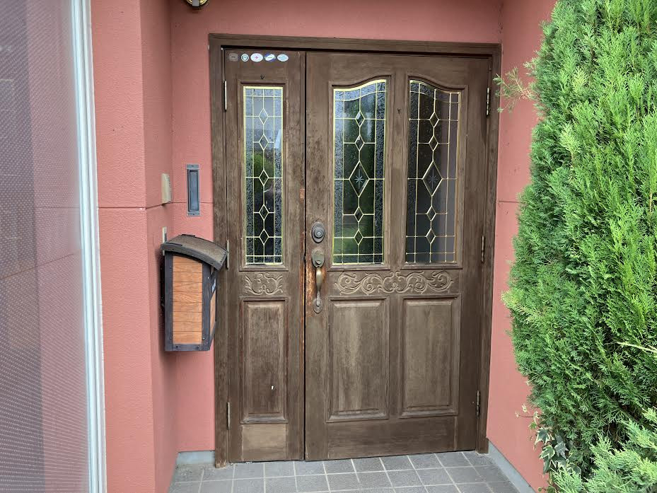 NCCトーヨー住器 伊那店の木製の古くなったドアをリシェントでワンデイリフォームしましたの施工前の写真1