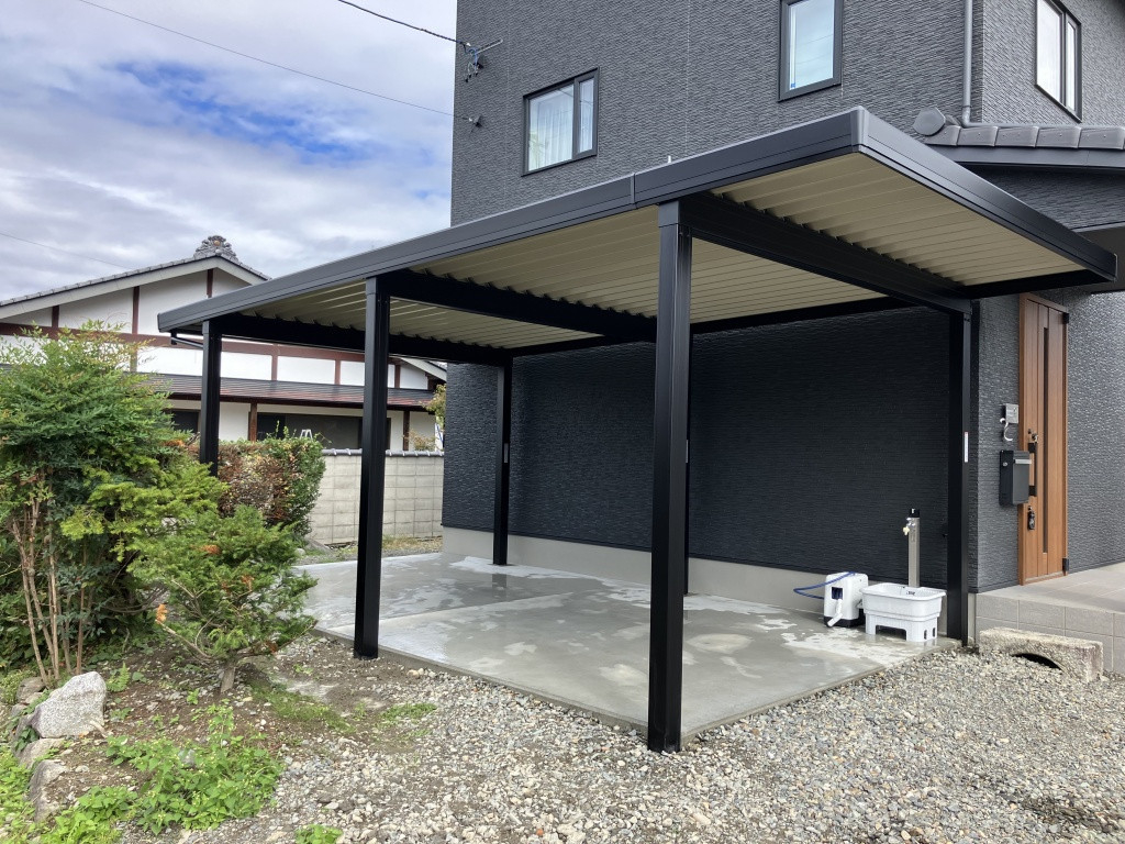 NCCトーヨー住器 伊那店の駐車スペース用のコンクリート土間に、連棟４台用の大きなカーポートを設置しましたの施工後の写真1