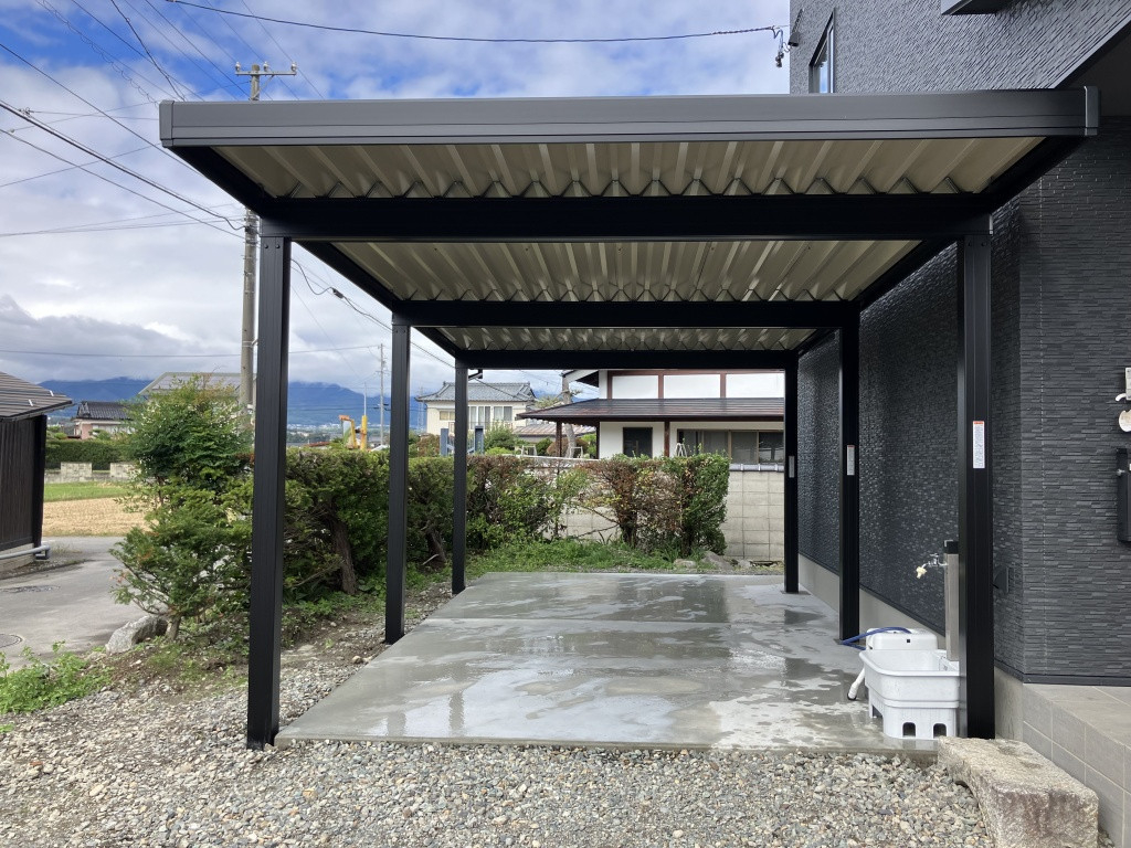 NCCトーヨー住器 伊那店の駐車スペース用のコンクリート土間に、連棟４台用の大きなカーポートを設置しましたの施工後の写真2