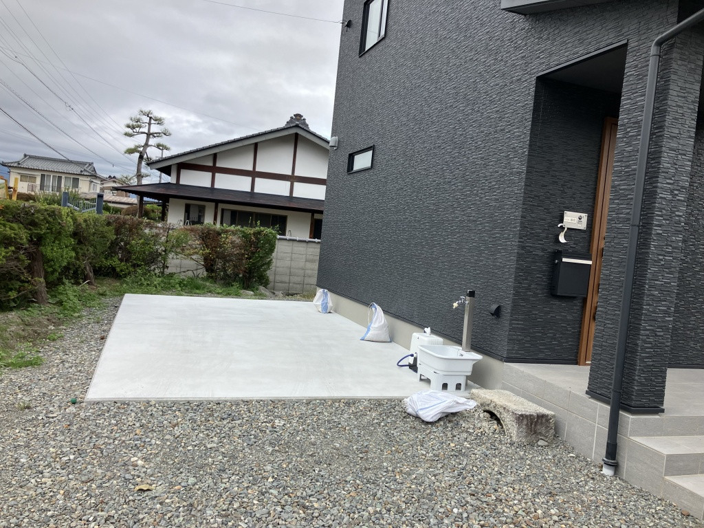 NCCトーヨー住器 伊那店の駐車スペース用のコンクリート土間に、連棟４台用の大きなカーポートを設置しましたの施工前の写真1