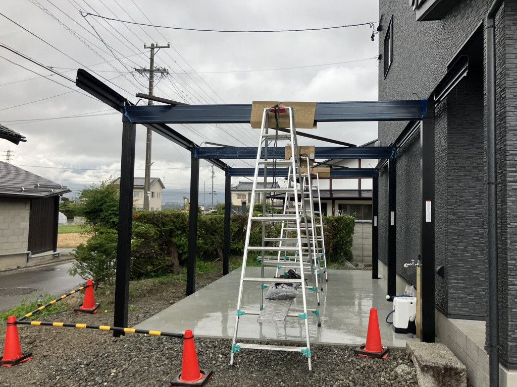 NCCトーヨー住器 伊那店の駐車スペース用のコンクリート土間に、連棟４台用の大きなカーポートを設置しましたの施工前の写真3