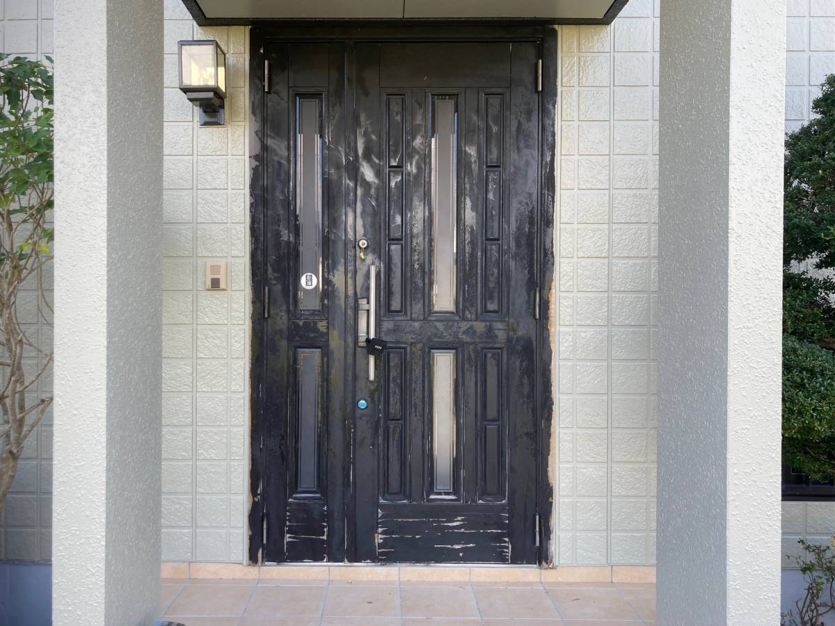 NCCトーヨー住器 伊那店のカバー工法の玄関ドア工事の施工前の写真1