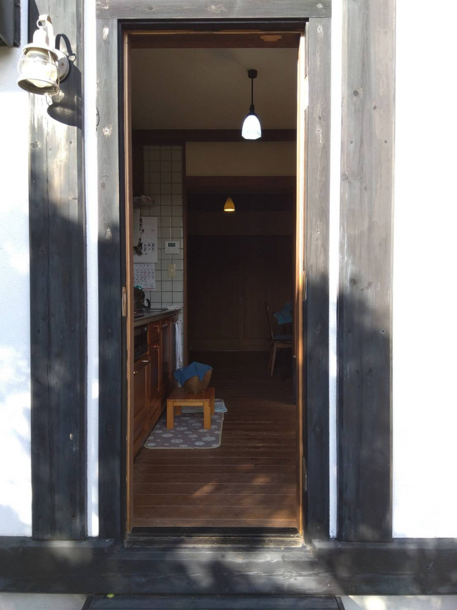 山口西京トーヨー住器の玄関リフォーム  リシェントカバー工法　勝手口ドア取替え工事の施工前の写真2