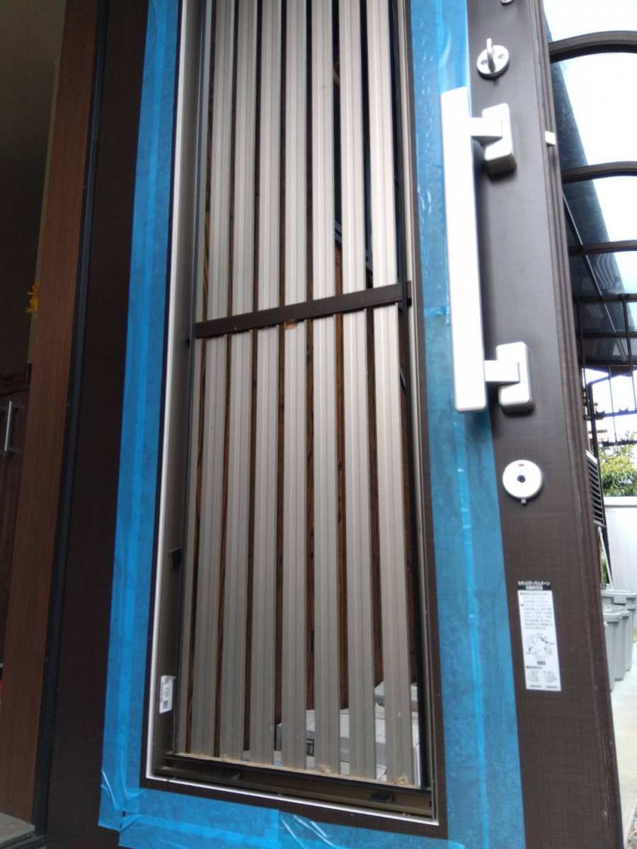 山口西京トーヨー住器の玄関ドアガラス交換工事の施工前の写真1