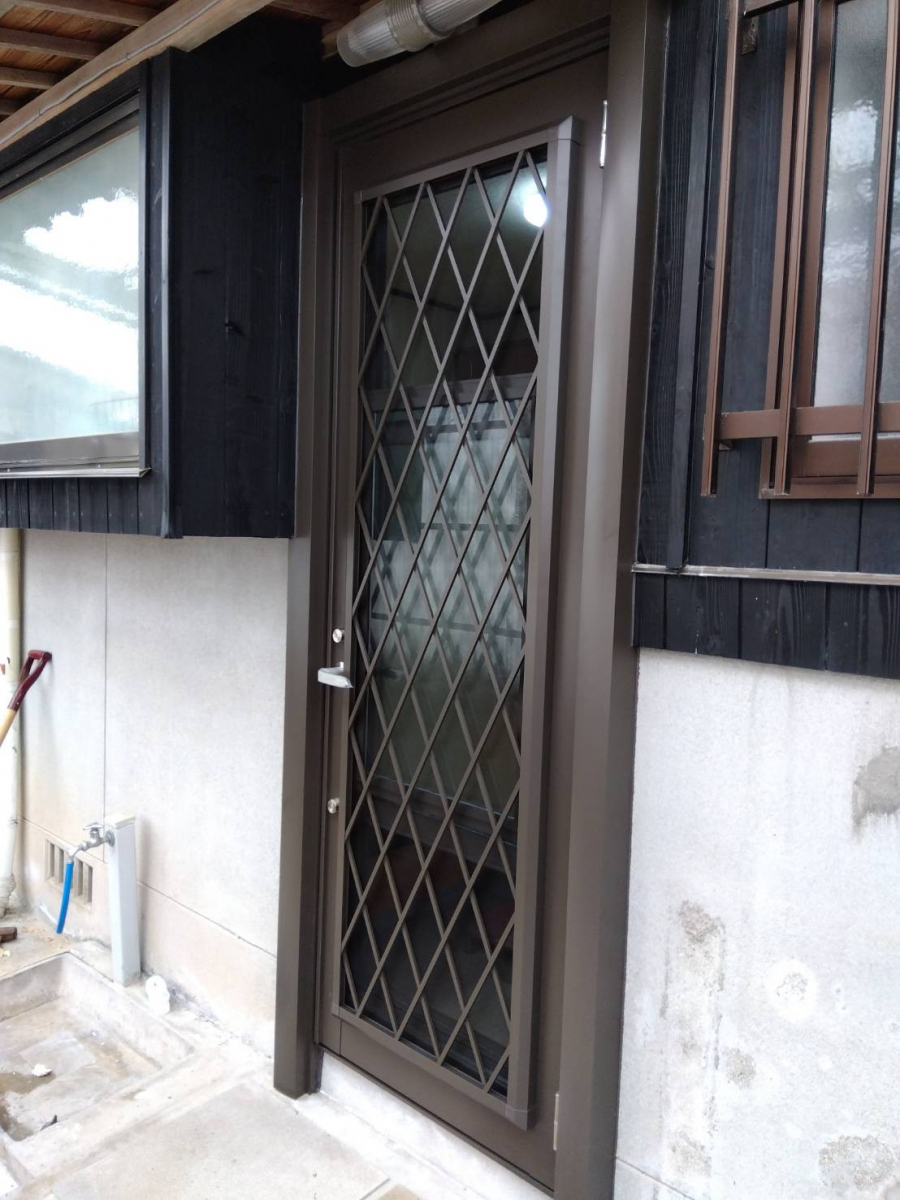山口西京トーヨー住器のロンカラーガラスドアから採風勝手口ドアへの施工後の写真1