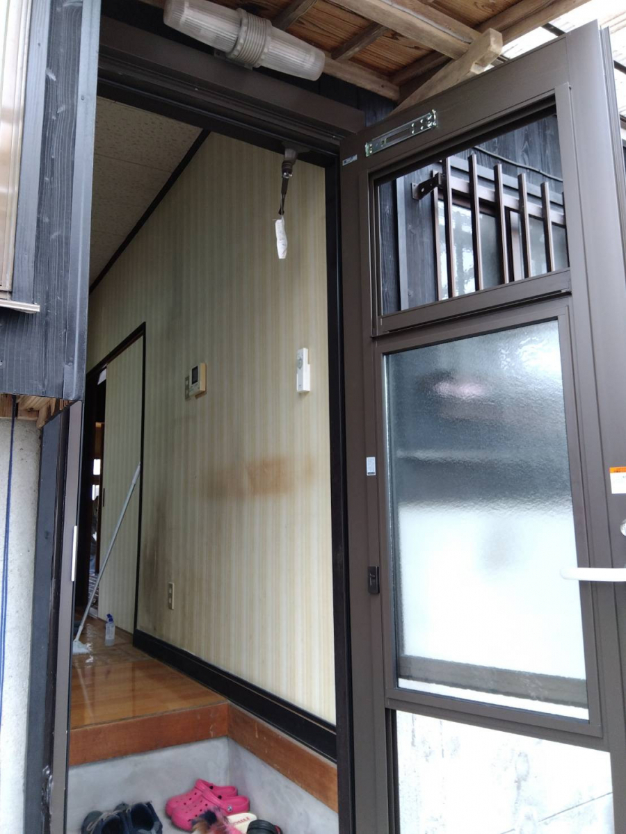 山口西京トーヨー住器のロンカラーガラスドアから採風勝手口ドアへの施工後の写真2