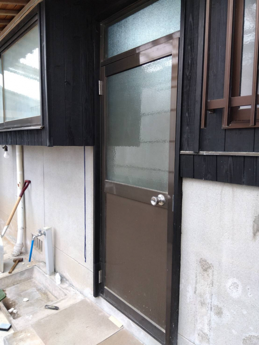 山口西京トーヨー住器のロンカラーガラスドアから採風勝手口ドアへの施工前の写真1