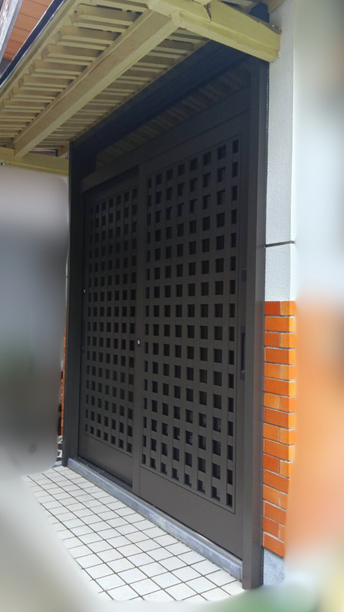 山口西京トーヨー住器 長門の玄関引戸リフォーム リシェント引戸 カバー工法の施工後の写真1
