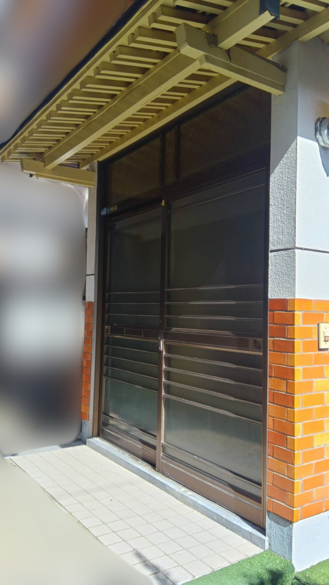 山口西京トーヨー住器 長門の玄関引戸リフォーム リシェント引戸 カバー工法の施工前の写真1