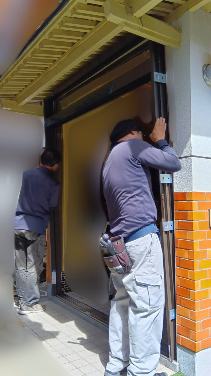 山口西京トーヨー住器 長門の玄関引戸リフォーム リシェント引戸 カバー工法の施工前の写真2