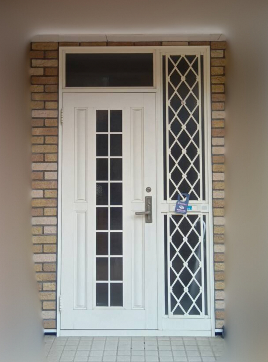 山口西京トーヨー住器 長門の玄関ドアリフォーム リシェント カバー工法の施工前の写真1