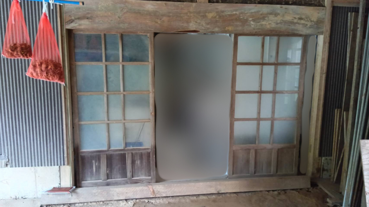 山口西京トーヨー住器 長門の店舗引戸　交換工事の施工前の写真1