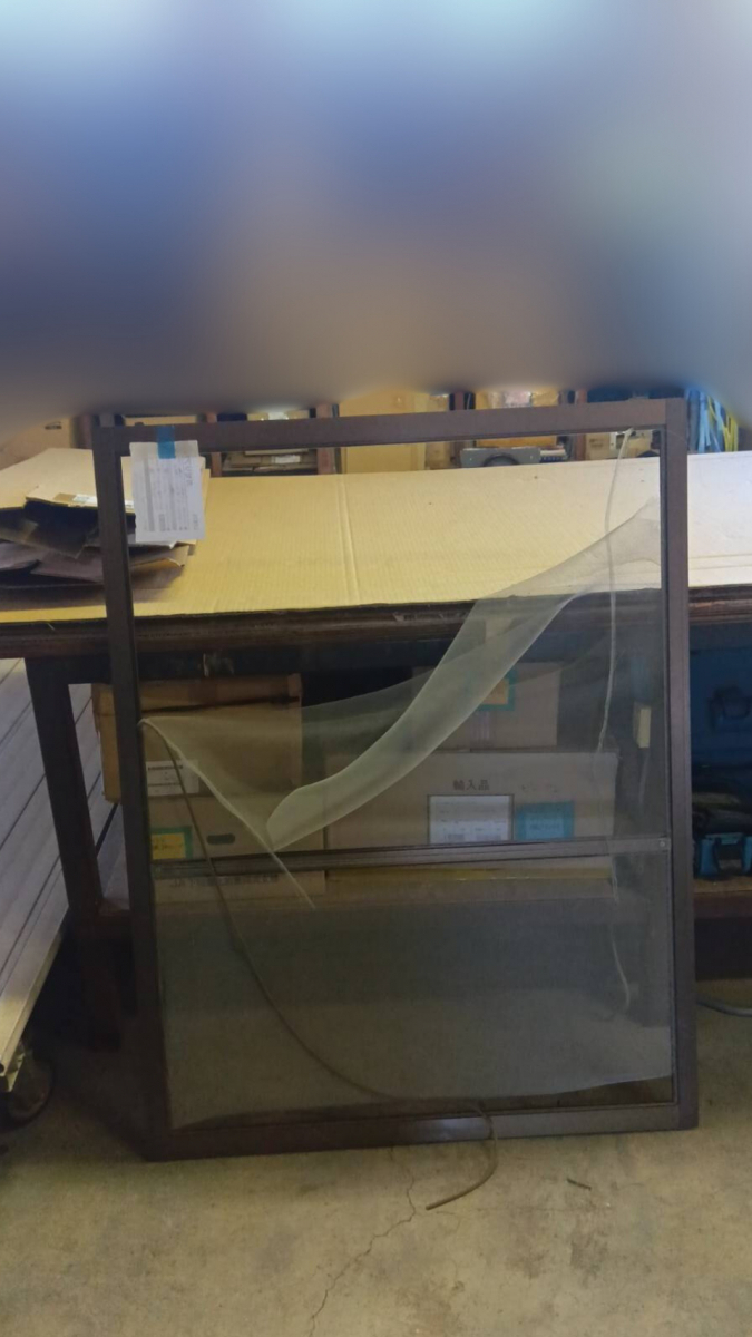 山口西京トーヨー住器 長門の網戸張替工事の施工前の写真1