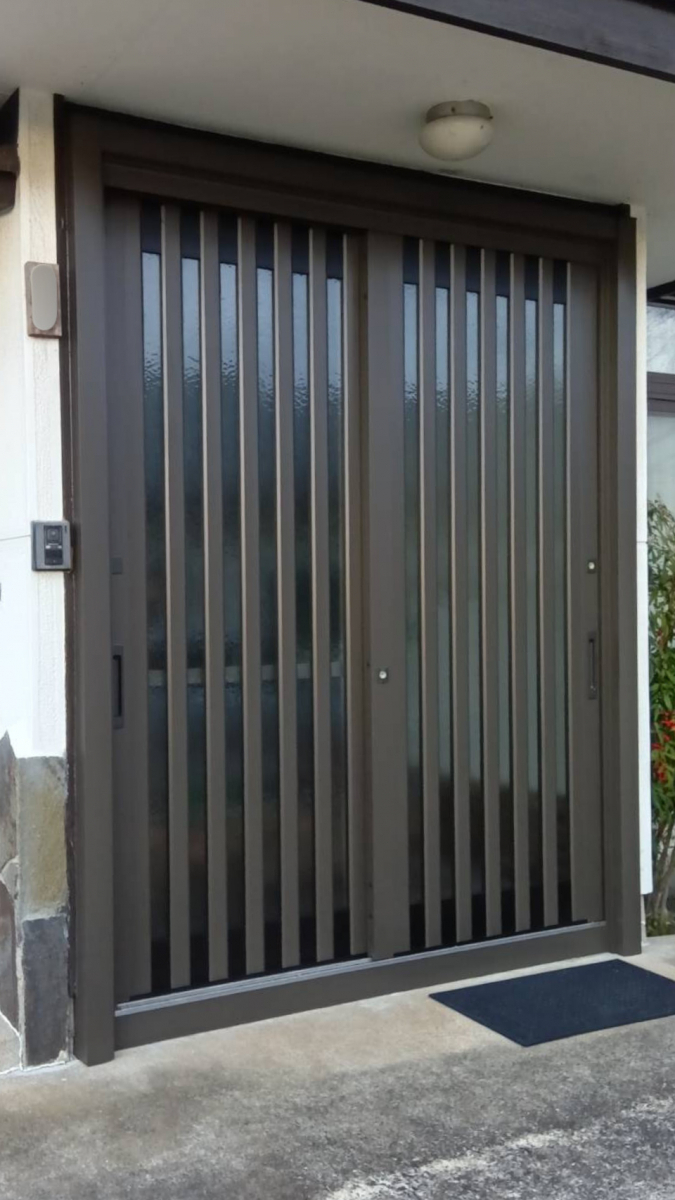 山口西京トーヨー住器 長門の玄関引戸リフォーム　リシェント　カバー工法の施工後の写真1